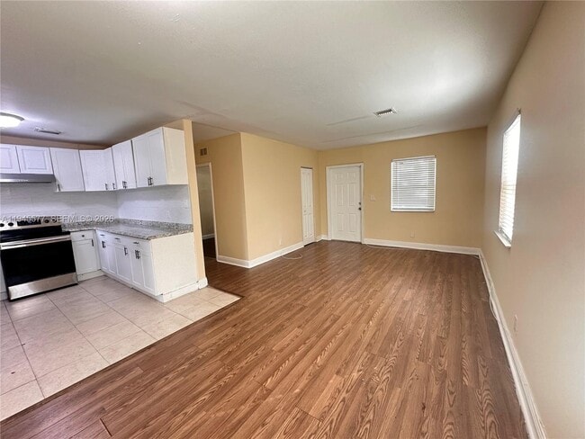 Building Photo - 1701 NW 14th Ct