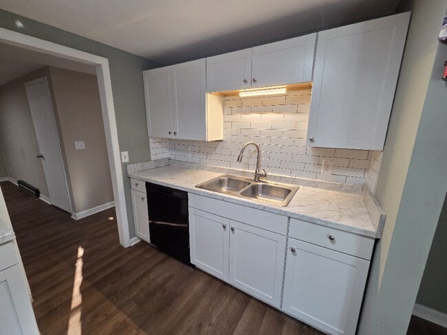 Primary Photo - 2422-2424-2424 Tinnell Ct