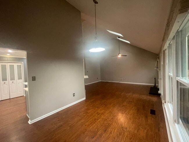 Building Photo - Beautiful home in Riverwalk