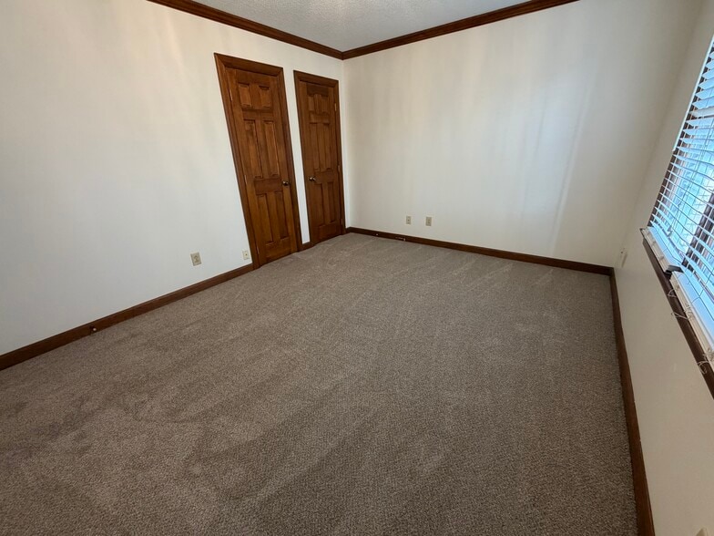 Building Photo - 3901 Buncombe Dr