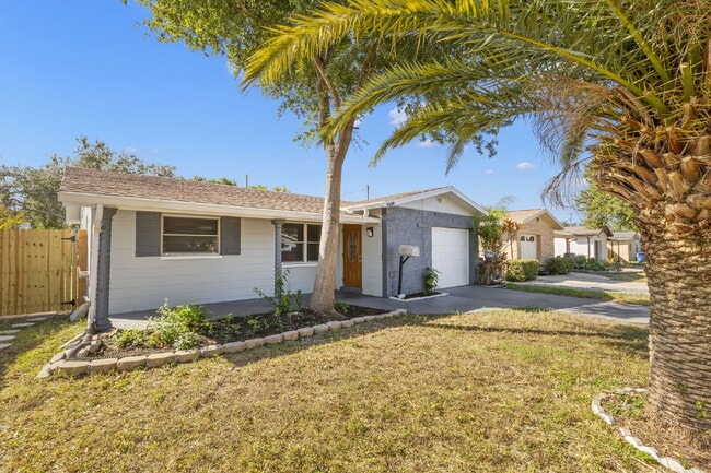 Building Photo - "Charming 3-Bed, 2-Bath Gem in St. Petersb...