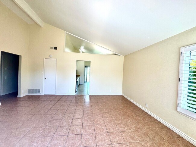 Building Photo - Lovely 3 bedroom single level home in Miss...