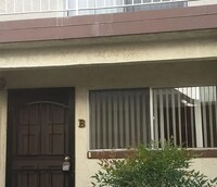 Building Photo - Charming 2-Bedroom, 1.5-Bath Condo in Sunn...