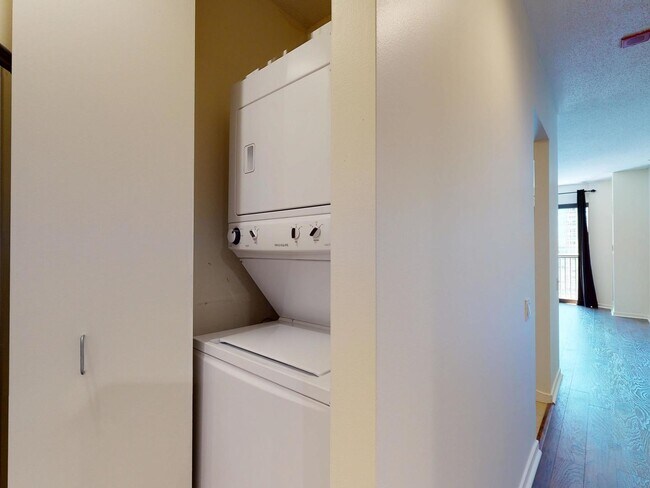 Building Photo - 400 N La Salle Dr