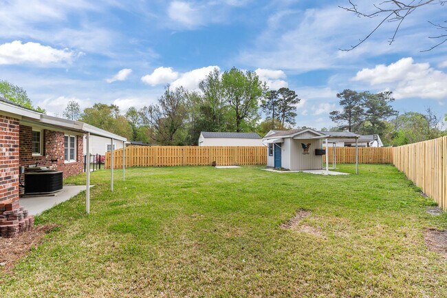 Building Photo - Pet-Friendly | Large Fenced Yard in North Wilmington