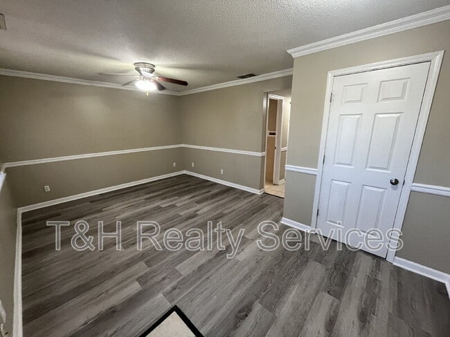 Building Photo - 1090 Greenwood Trail W Dr