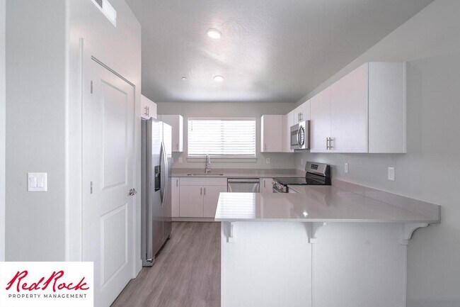 Building Photo - Charming 2 Bedroom End Unit Condo - Pet Friendly!