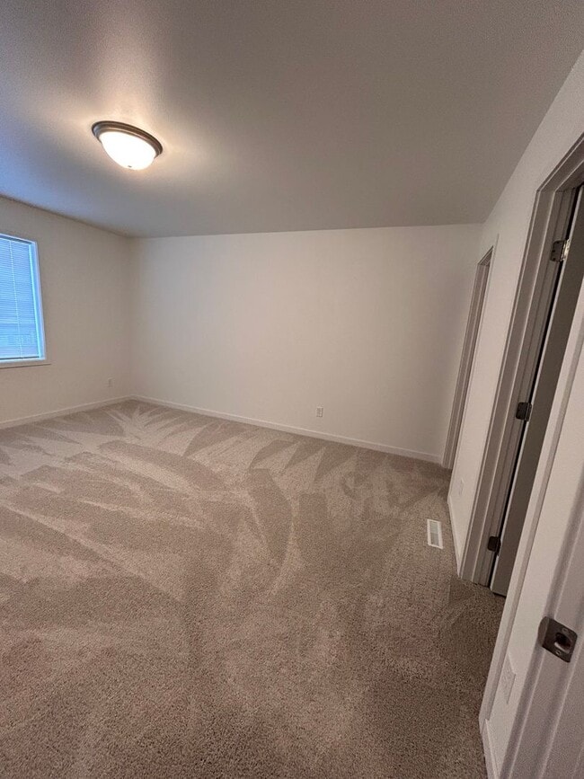 Building Photo - 3 Bed 3 Bath TownHome