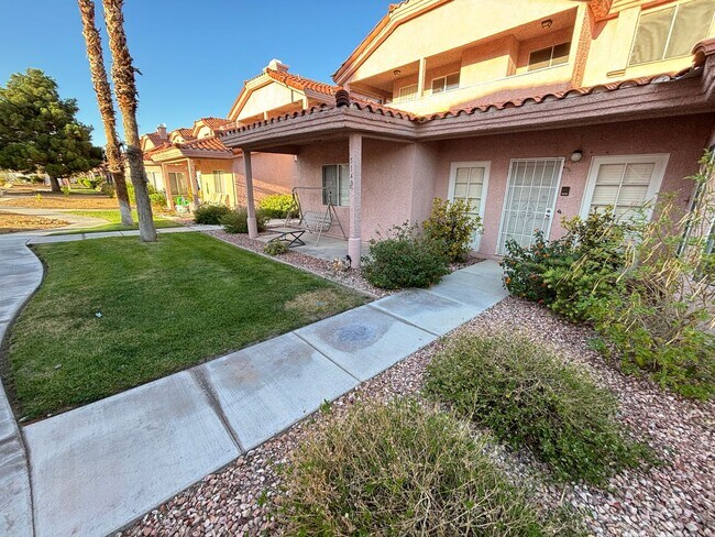 Building Photo - Stunning 3Bed/2Bath/2Car 1st Floor Condo with Private Yard, and Luxurious Amenities! $300 Off Mov...