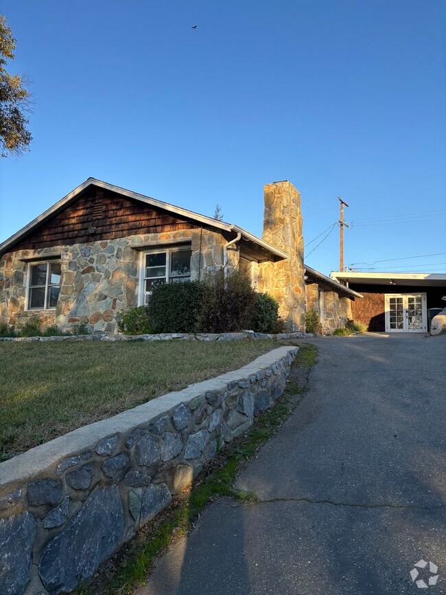 Building Photo - Charming Stone Cottage Available