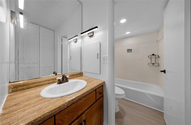 Building Photo - 3650 Inverrary Dr