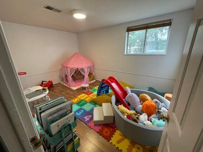 Building Photo - 3840 E 10th St