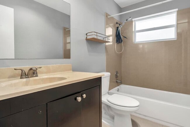 Building Photo - 915 S N St