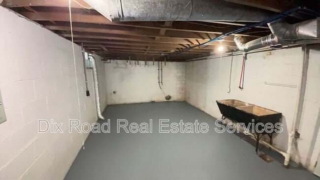 Building Photo - 233 Niagara Ave