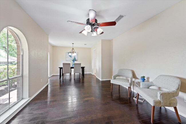 Building Photo - "Spacious 4-Bedroom Hardwood & Granite Fin...