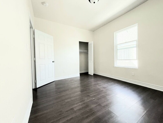 Building Photo - 1368 E Vernon Ave