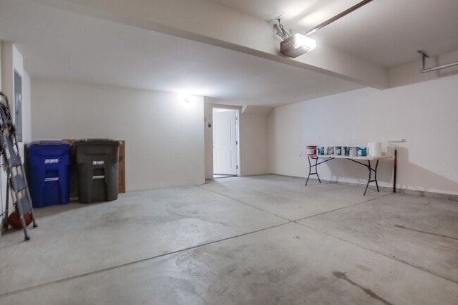 Building Photo - Beautiful 4 Bedroom Townhome! Built in 202...