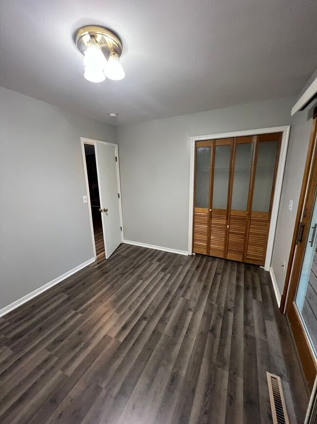 Building Photo - Beautiful 3 bedroom 1 bathroom Home (Section 8 Aproved)