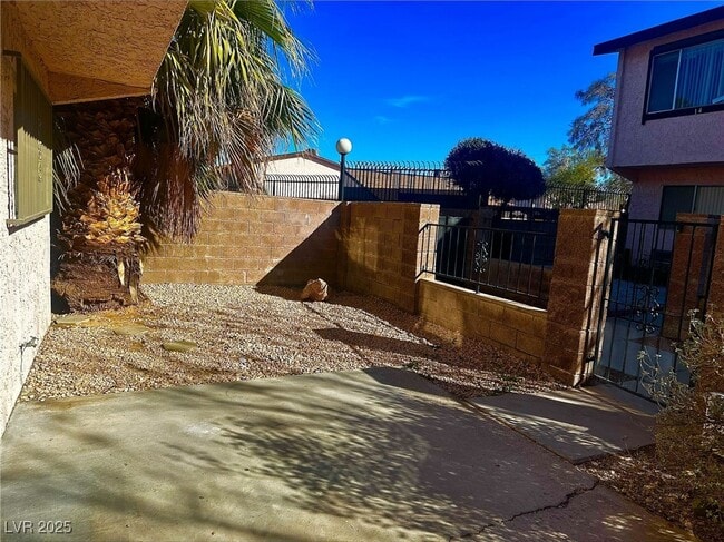Building Photo - 4338 Caliente St