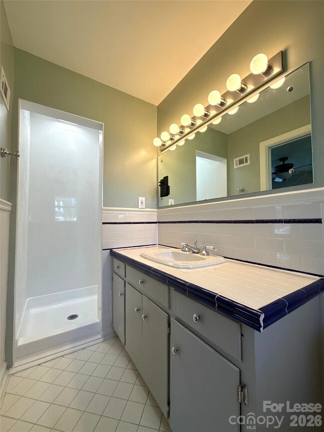 Building Photo - 2821 Sunset Dr