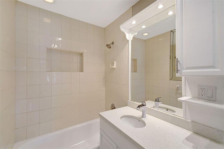 Building Photo - 320 NW 51st Ct