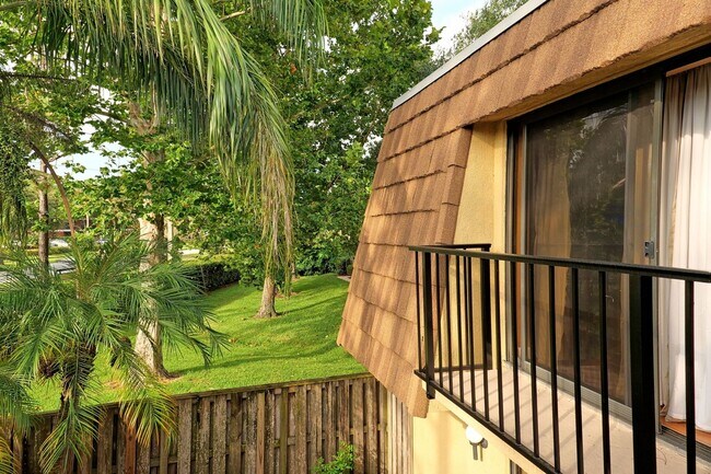 Building Photo - This 2/2.5 spacious townhouse could be you...