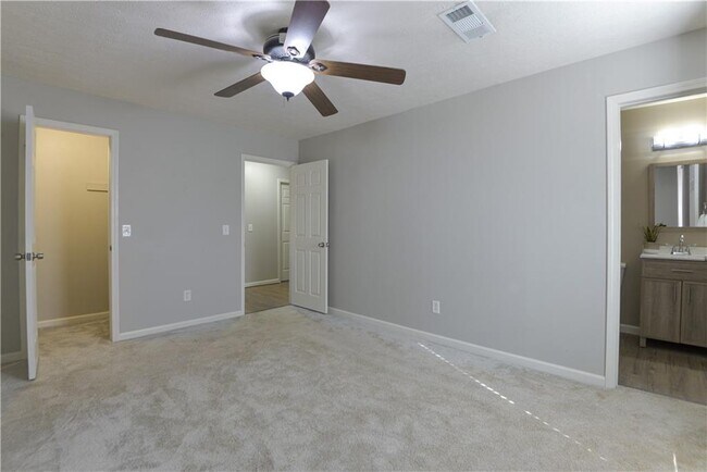 Building Photo - 736 Regina Ct NW