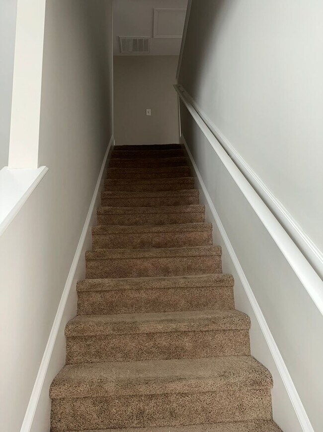 Building Photo - Large family home with fenced back yard in...