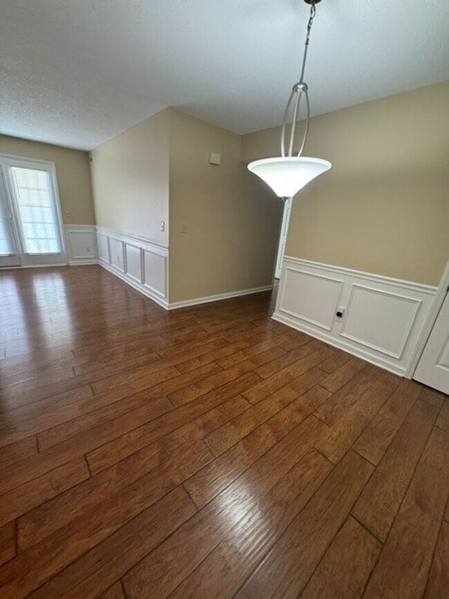 Building Photo - *** $200 OFF FIRST MONTH RENT ***