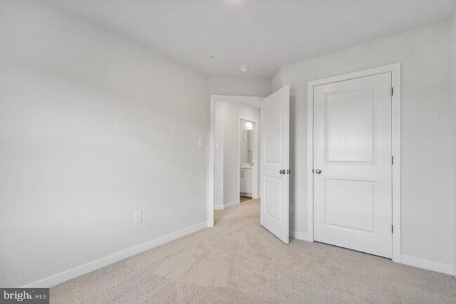 Building Photo - 16525 Green Glade Dr