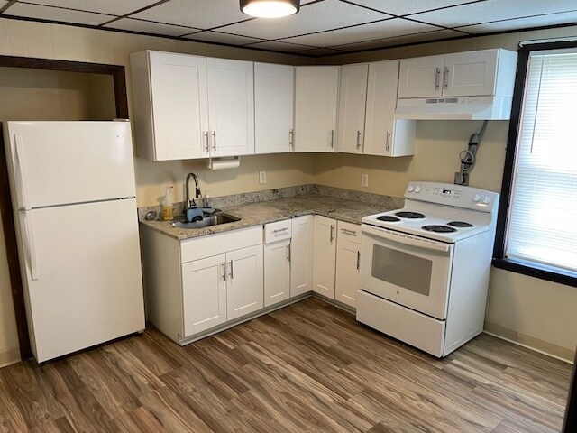 Kitchen w/stone counter - 85 California St