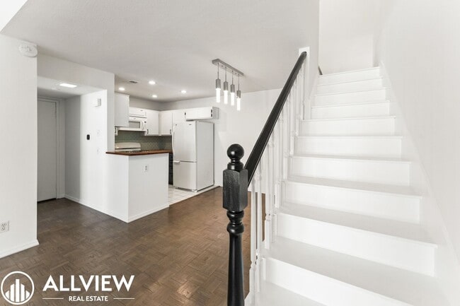 Building Photo - Updated 2 Bed, 1.5 Bath Condo in Gated Crosspointe Village