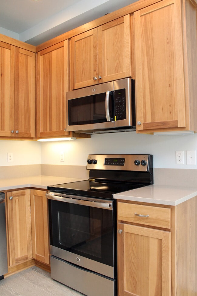 Building Photo - 827 NW Victoria Ave