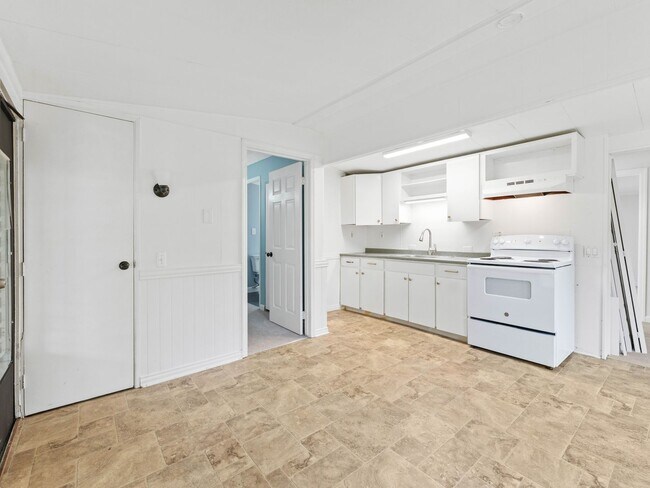 Building Photo - For Rent | Charming 2-Bedroom Home with Bonus Room & Screened-In Porch in Berlin