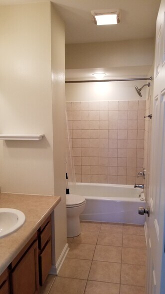 Upper Full Bath - 134 Chestnut Ridge Dr