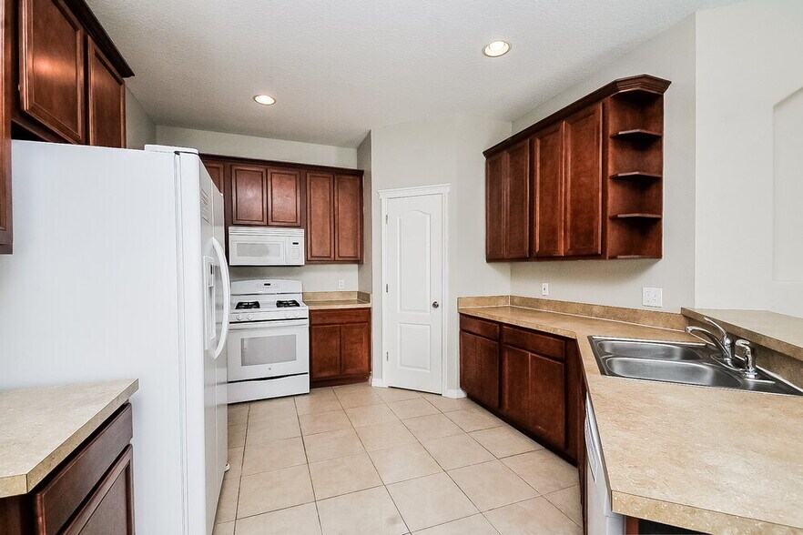 Building Photo - 6816 Surrey Oak Dr