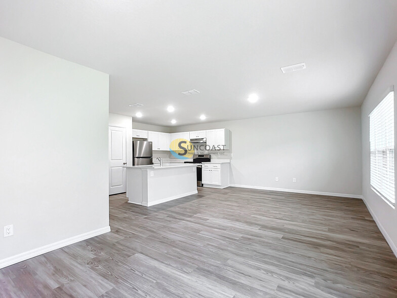 Building Photo - 8 Wellwood Ln
