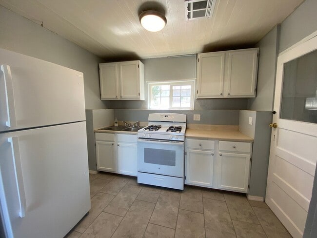 Building Photo - 2 bedroom, 1 bath Home!