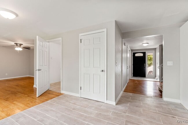 Building Photo - 117 Treeland Cir