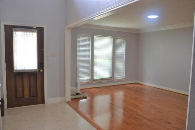 Building Photo - 15127 Greenleaf Ln