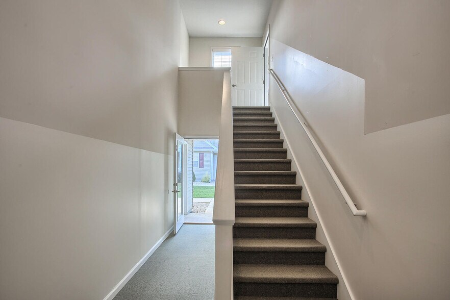 Building Photo - 703 N Prairie View Rd