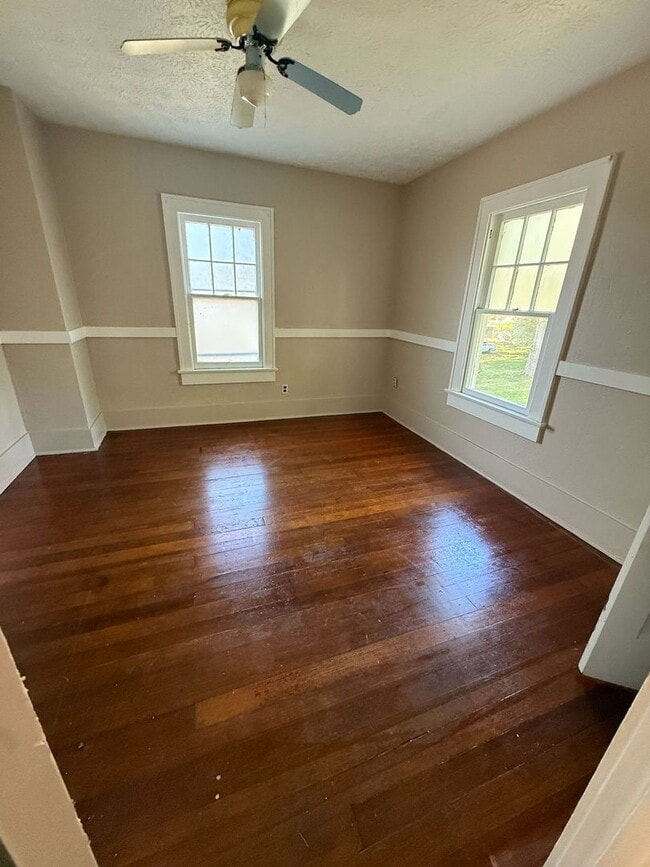 Building Photo - 5 Bedrooms 1.5 baths house