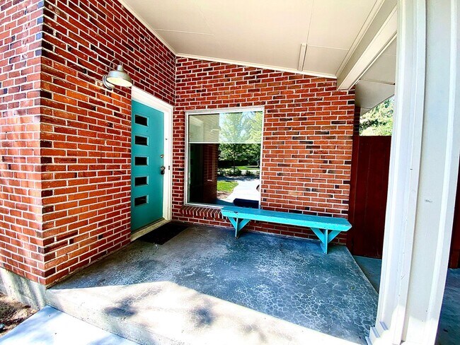Building Photo - 4 Bedroom 2.5 bath on Central Rim minutes from downtown