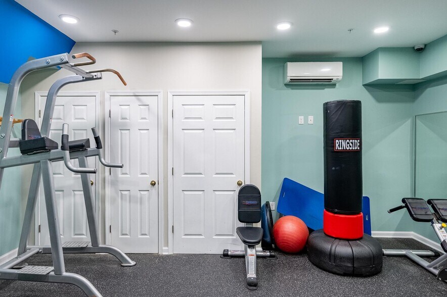 Building Photo - 4921 Pretty Lake Ave