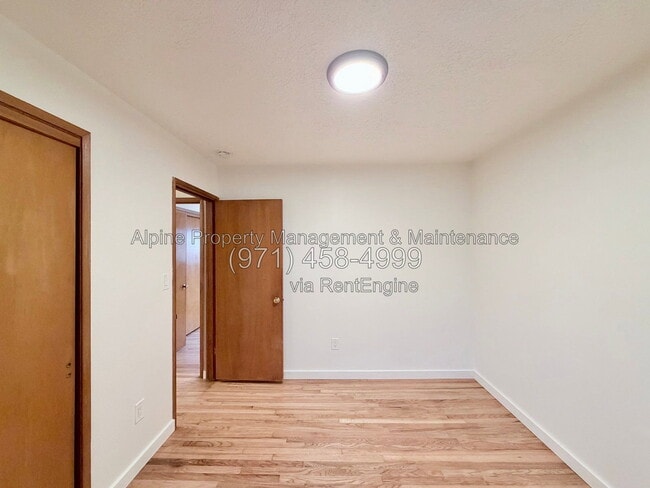 Building Photo - 7030 SW Canyon Crest Dr