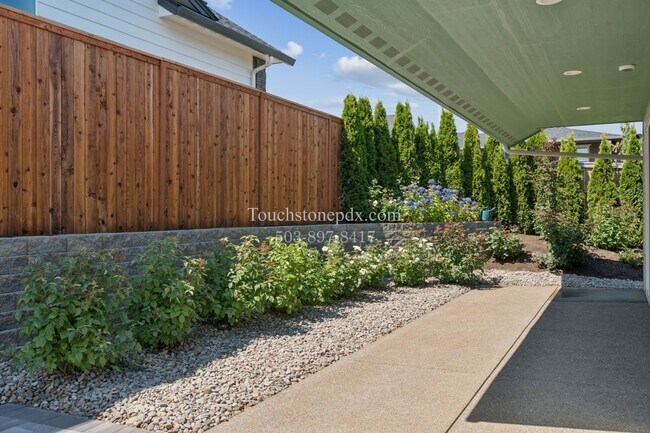 Building Photo - Stunning 3 BD, 2 BA Salem Home with Elegant Finishes!