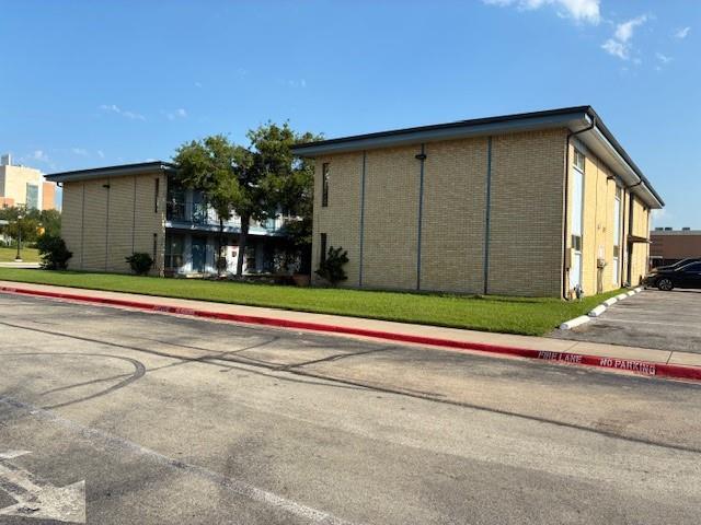 Building Photo - 425 S Oak St