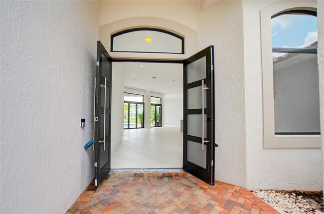 Building Photo - 2550 Jardin Terrace