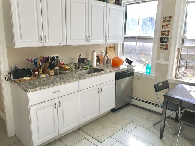 Building Photo - 158 Otis St