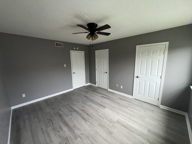 Building Photo - Newly renovated! 2 bedroom 1 bath townhous...
